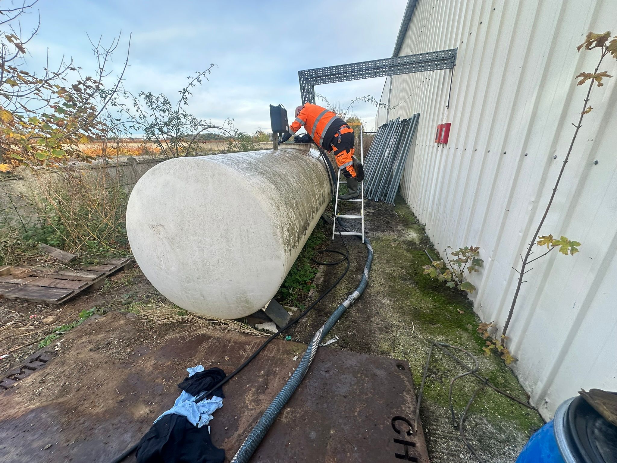 Cuve aerienne exterieure blanche adossee a un batiment