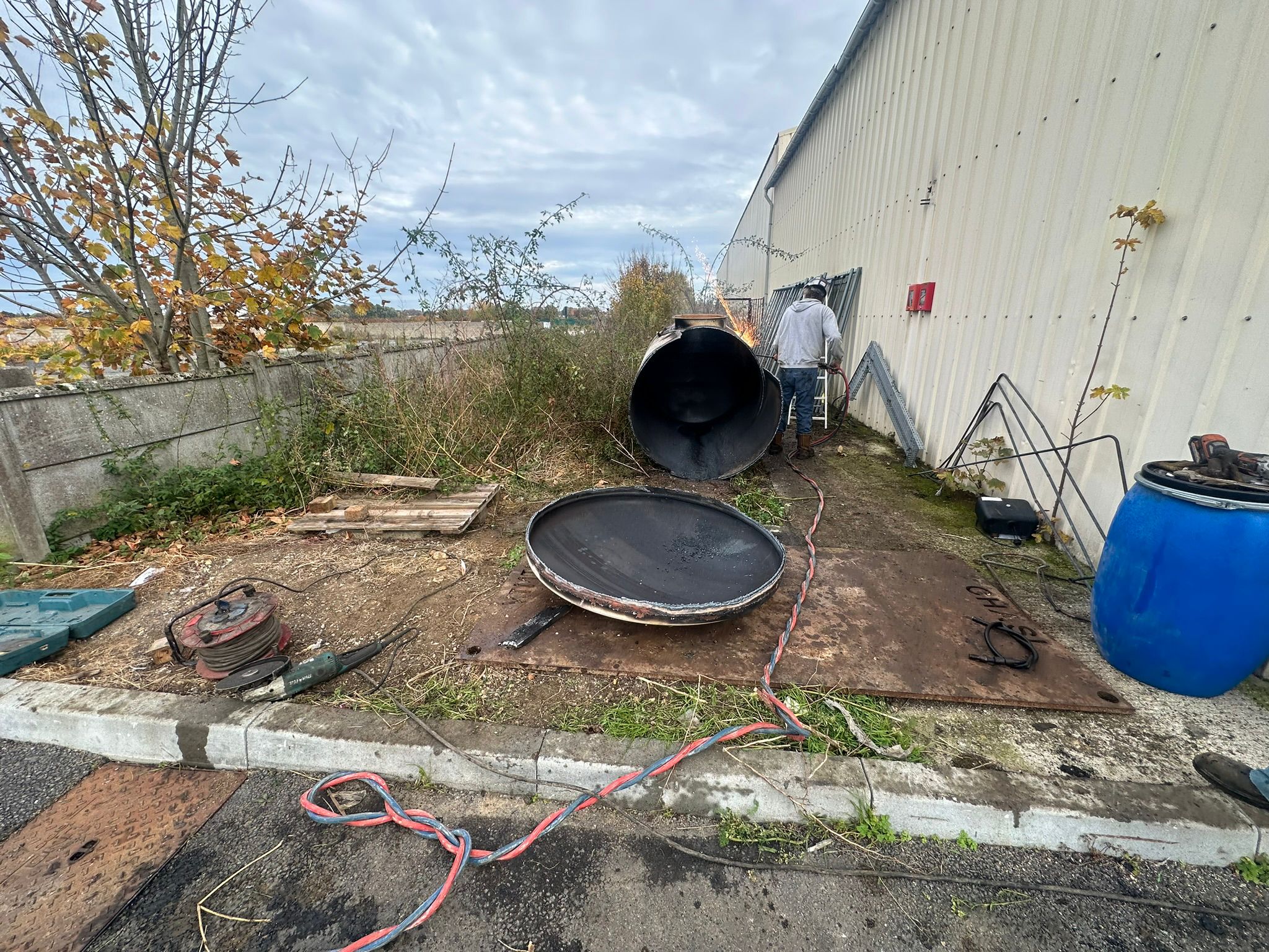 Acces superieur visible sur une cuve aerienne exterieure