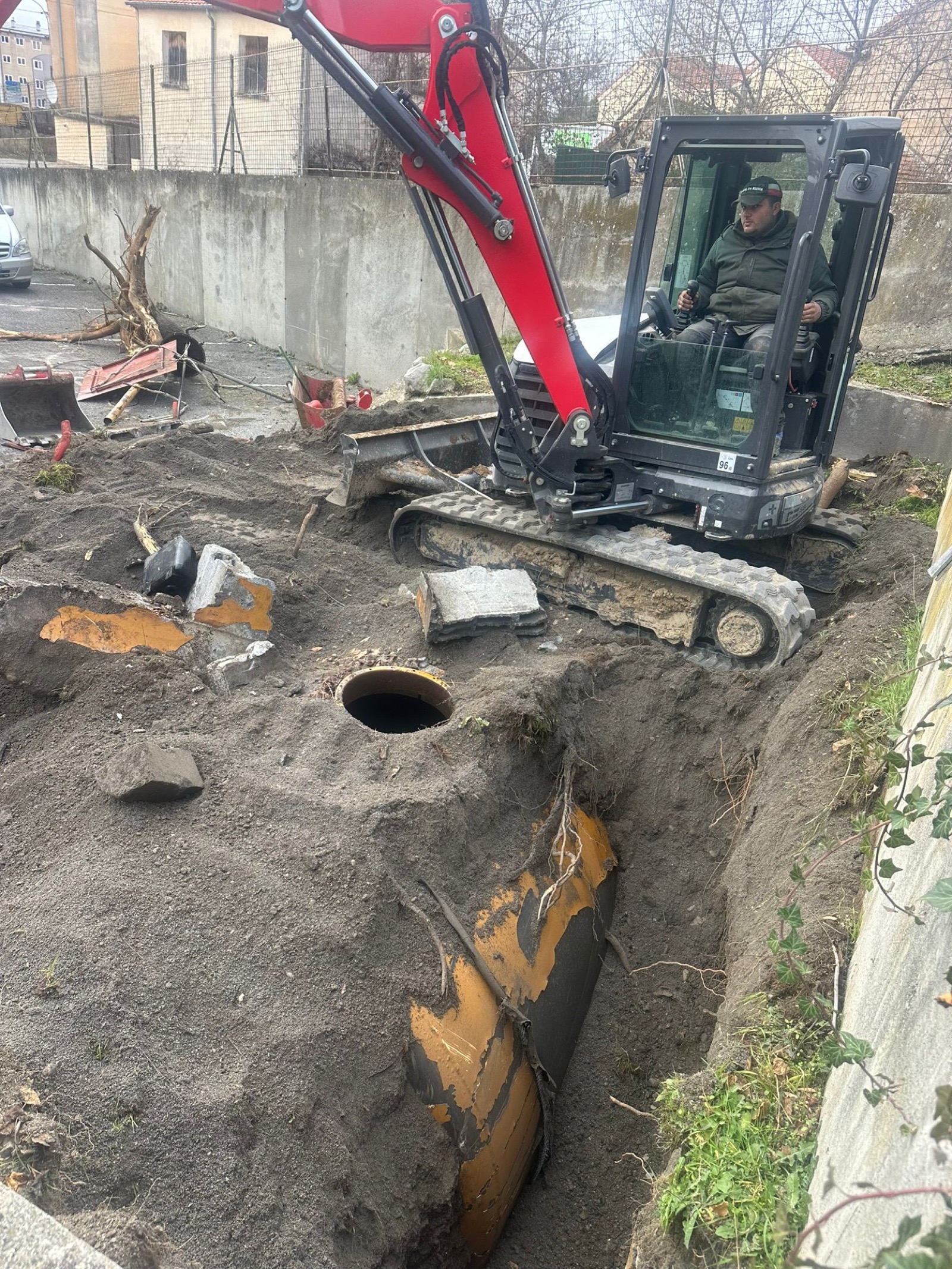 Cuve enterree encore en partie enfouie dans une fouille avant extraction