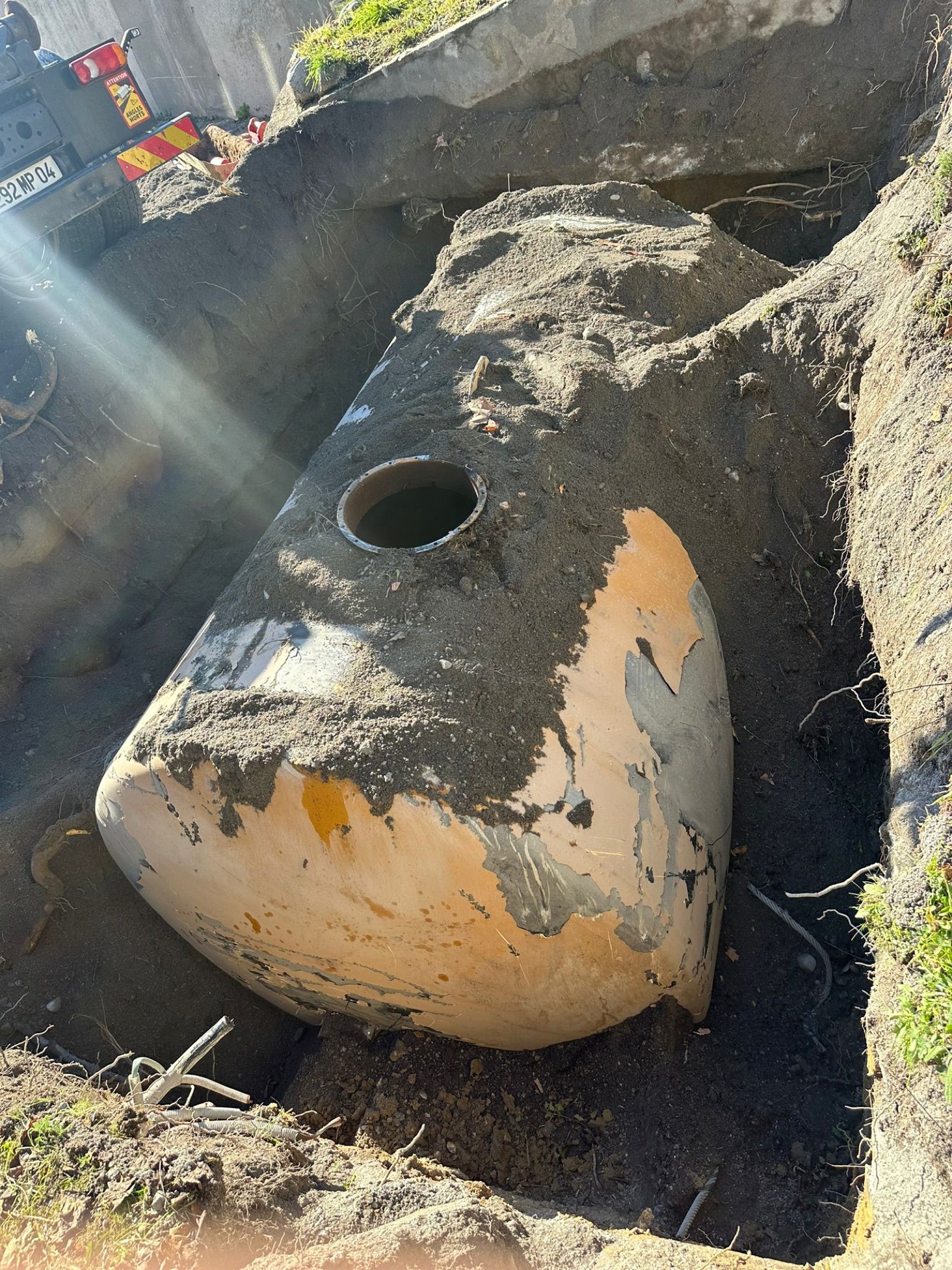 Cuve enterree mise au jour dans une tranchee avant levage