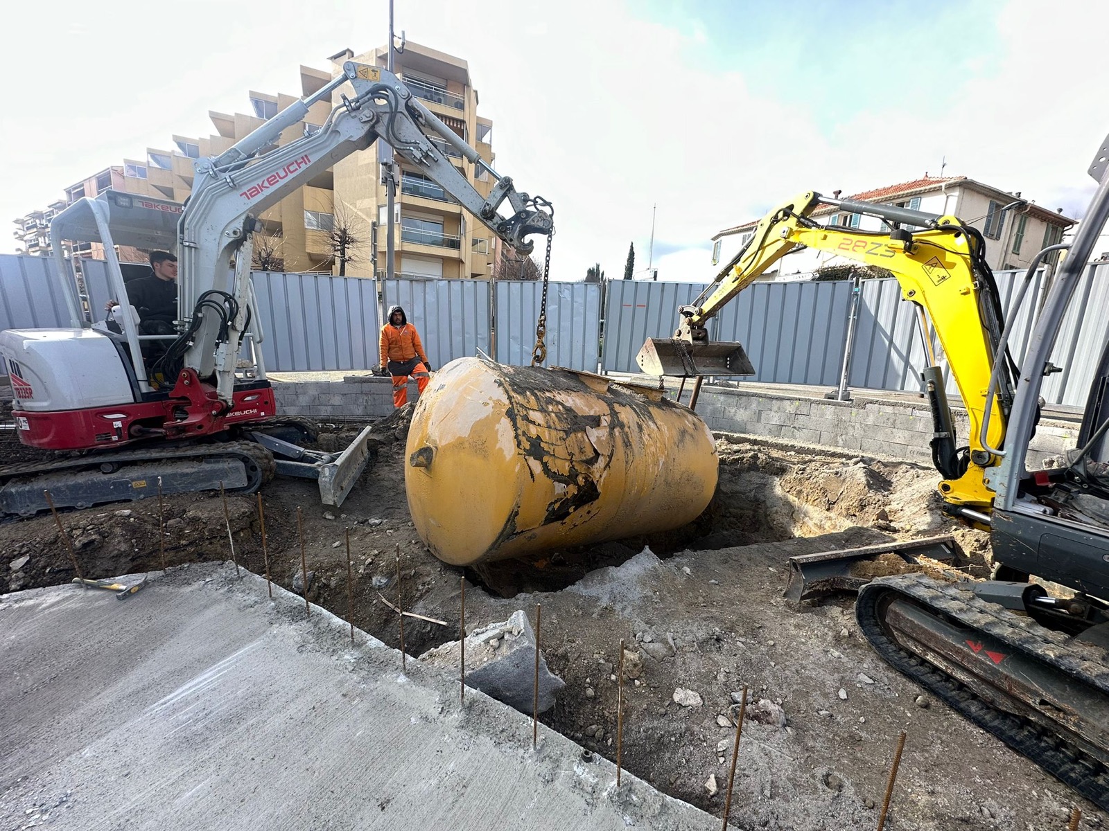 Levage d'une cuve enterree lors de son extraction apres excavation