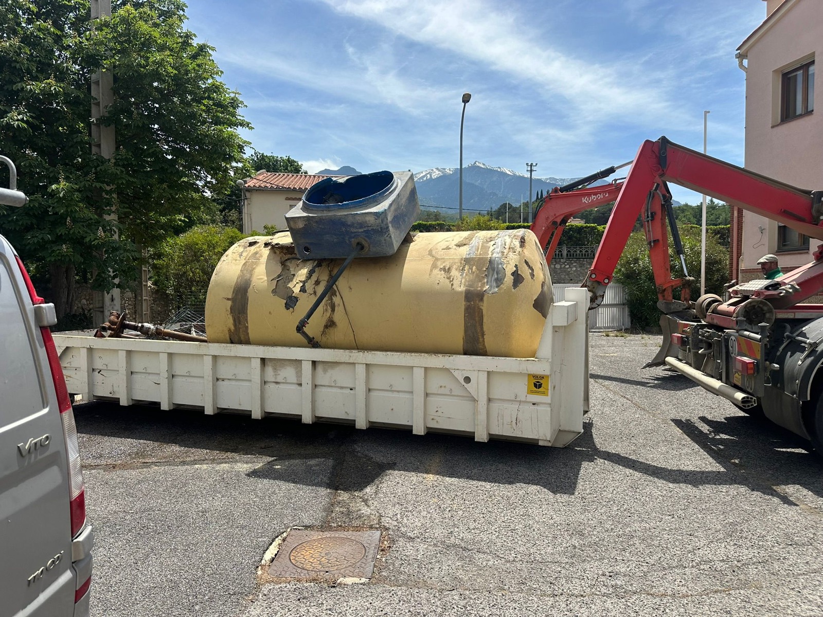 Cuve ancienne evacuee apres extraction d'une fouille